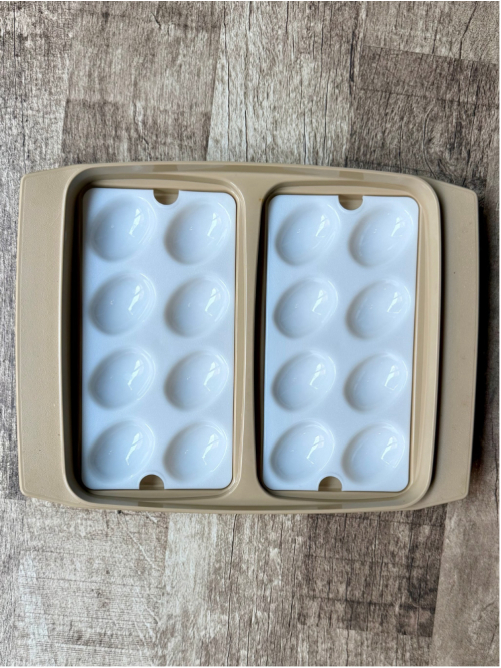 Vintage Tupperware Deviled Egg Keeper Carrier 16 Slot Almond Tan Clear Lid - Picture 2 of 3